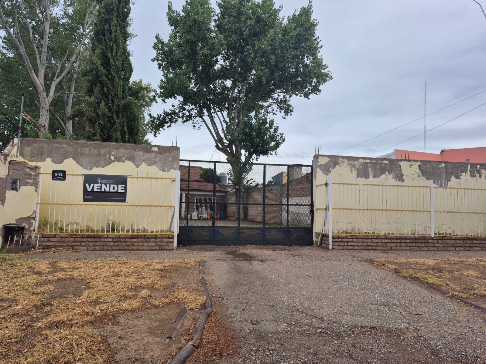 Casa + Departamento en venta - Frente a Ruta 22